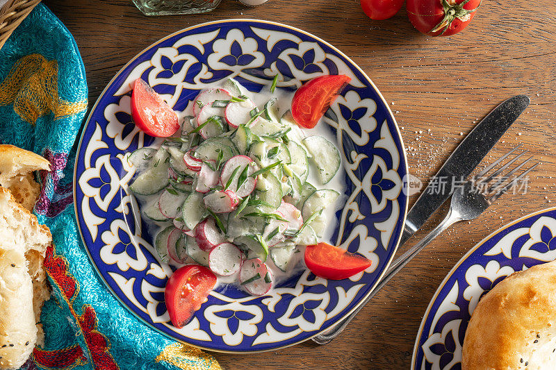Ak bura -蔬菜沙拉与酸奶油在一个盘子与乌兹别克模式